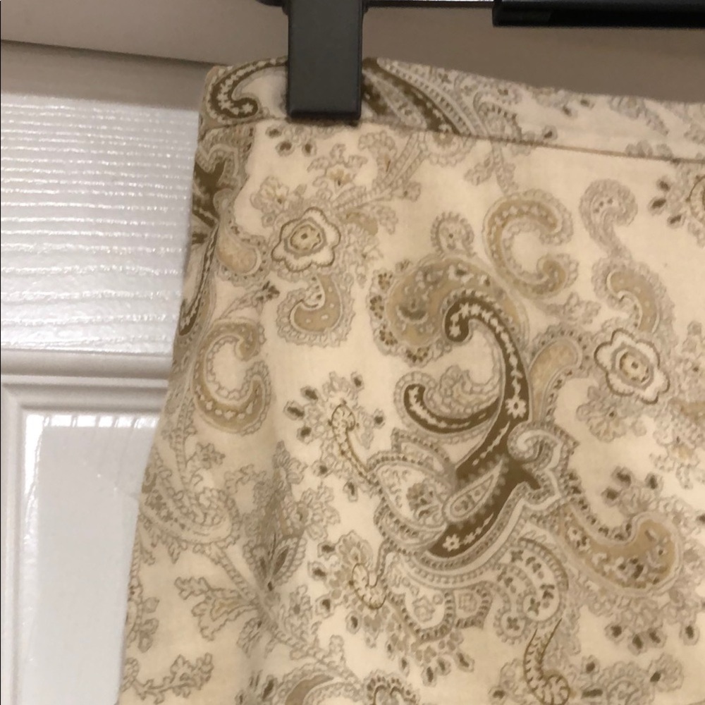 Elegant Cream Paisley Skirt - Picture 2 of 12